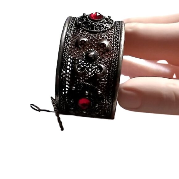 Vintage Silver Wide Filigree Hinged Bangle Bracelet with Red Glass Stones - Picture 5 of 16